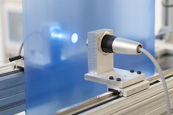 Inline color measurement of transparent films