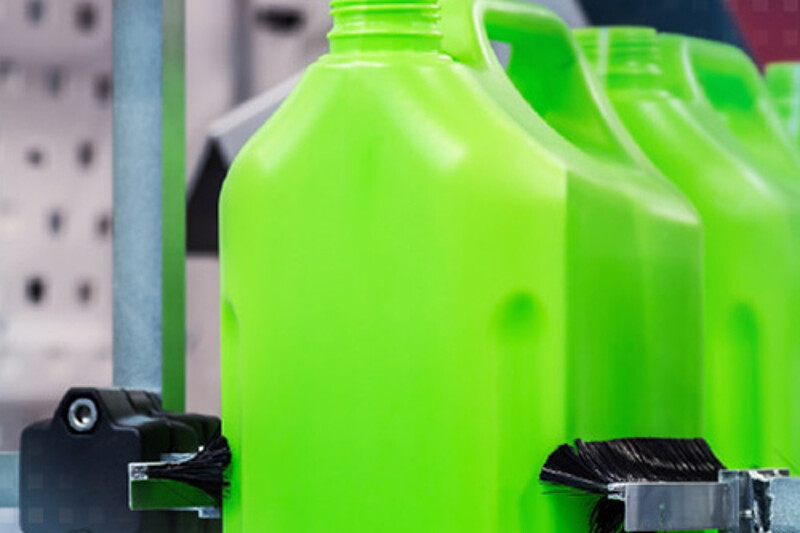 Color monitoring plastic bottles | Micro-Epsilon