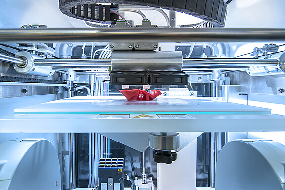 Print head positioning in laser transfer printers 
