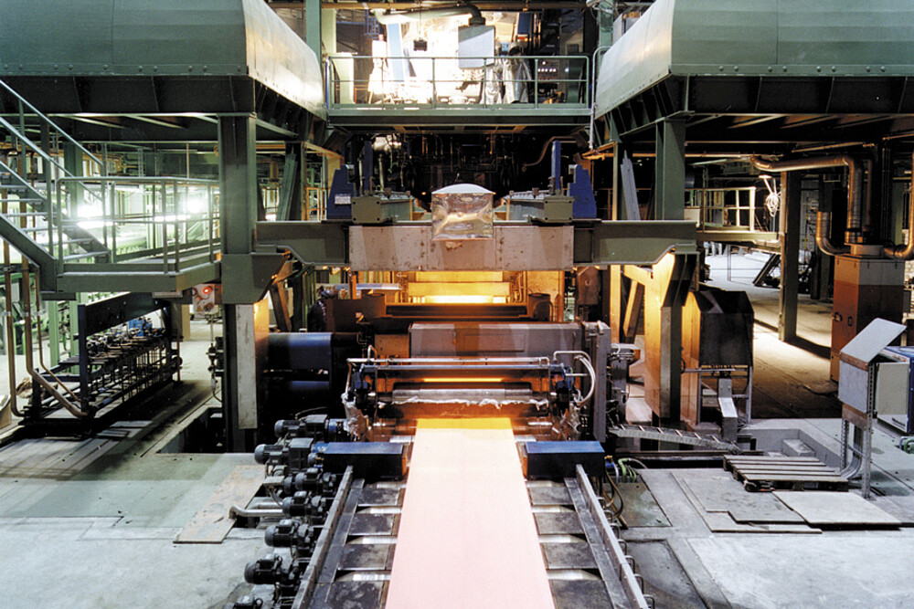 Use of laser distance sensors for strip casting